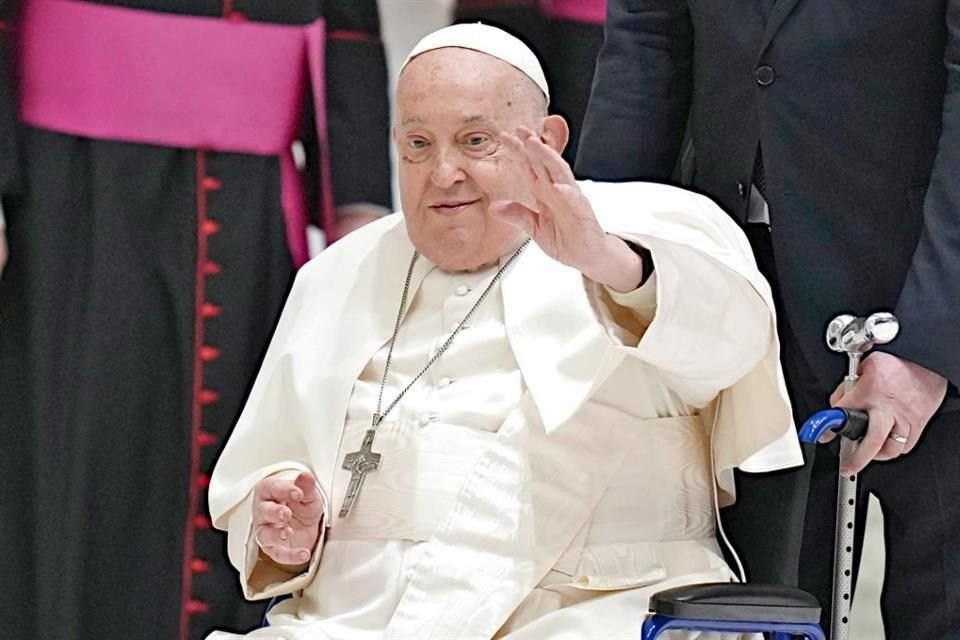 En esta imagen del miércoles, el rostro del Papa Francisco se observa hinchado, lo que podría ser una secuela de un tratamiento con cortisona.