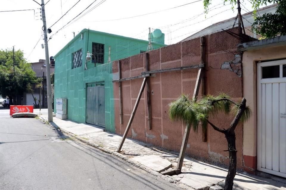 Al menos cinco viviendas fueron desalojadas por el riesgo que representan las oquedades.