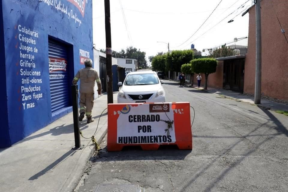 Letreros indican que algunas calles no se pueden transitar debido a los hundimientos.