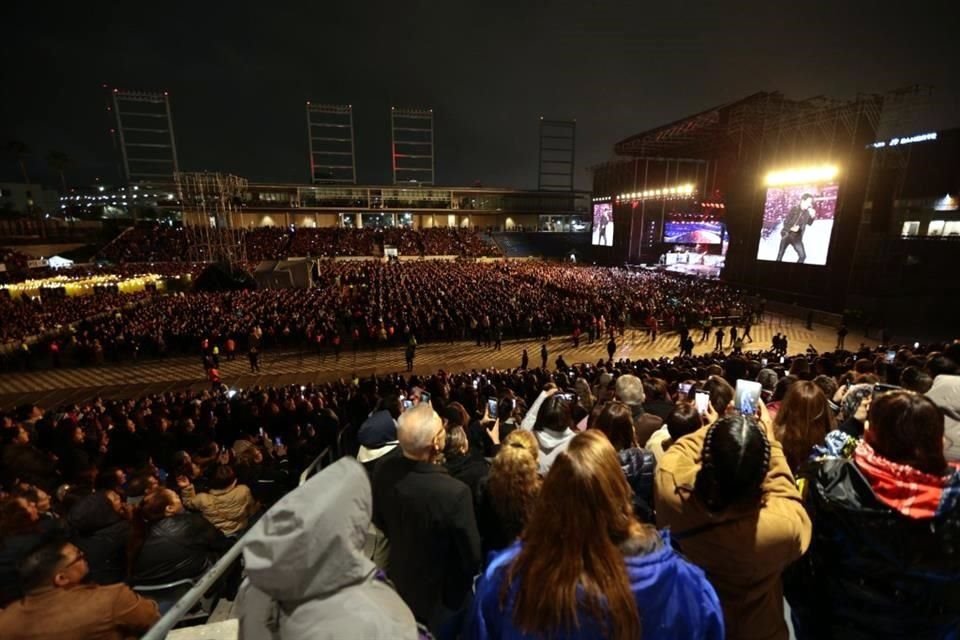 Nadie. Al menos no la noche de este jueves en la que 17 mil fanáticos se apuntaron en el Estadio de los Borregos, donde la estrella boricua armó su fiesta en Monterrey.