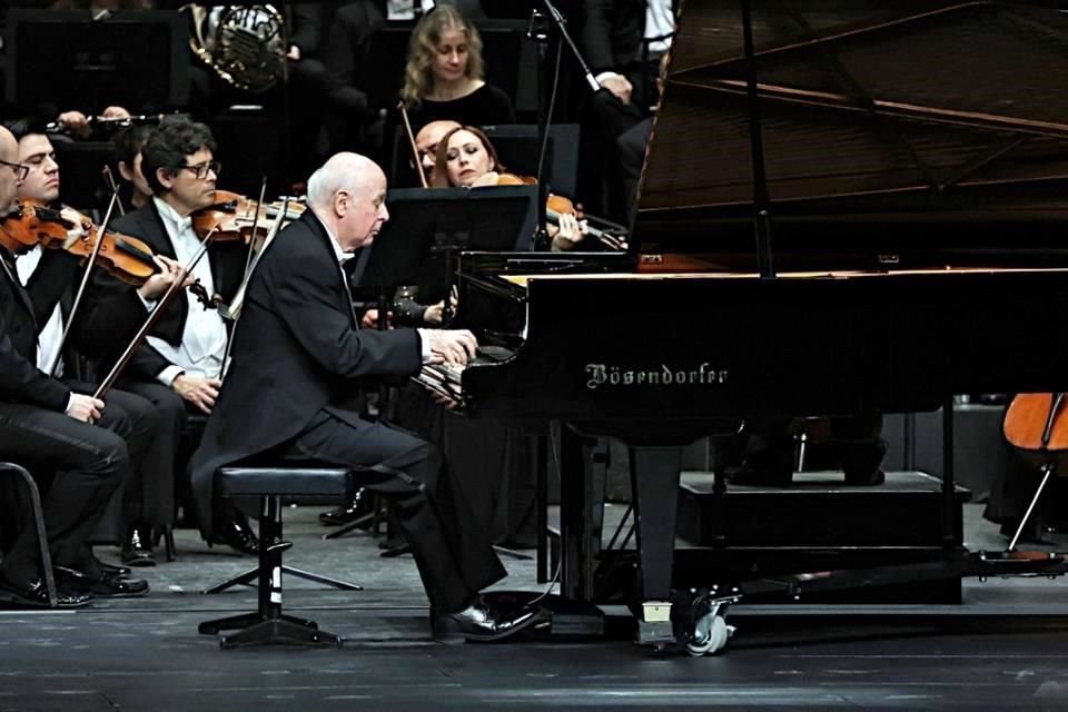 El concertista Jorge Federico Osorio brilló anoche con la Orquesta Sinfónica de la UANL.