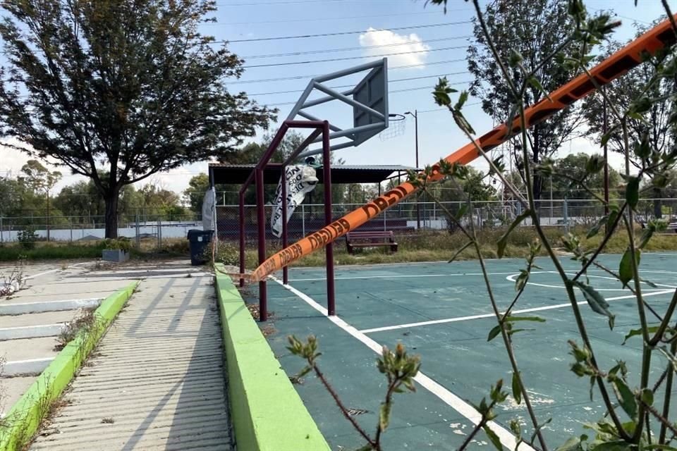 Nuevas grietas se formaron en el predio en el que se ubica el Deportivo Gertrudis Sánchez.