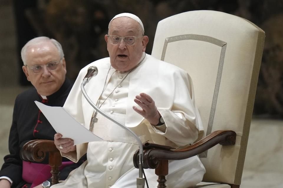 El Papa Francisco fue ingresado al hospital por pruebas y tratamiento de bronquitis que padece.