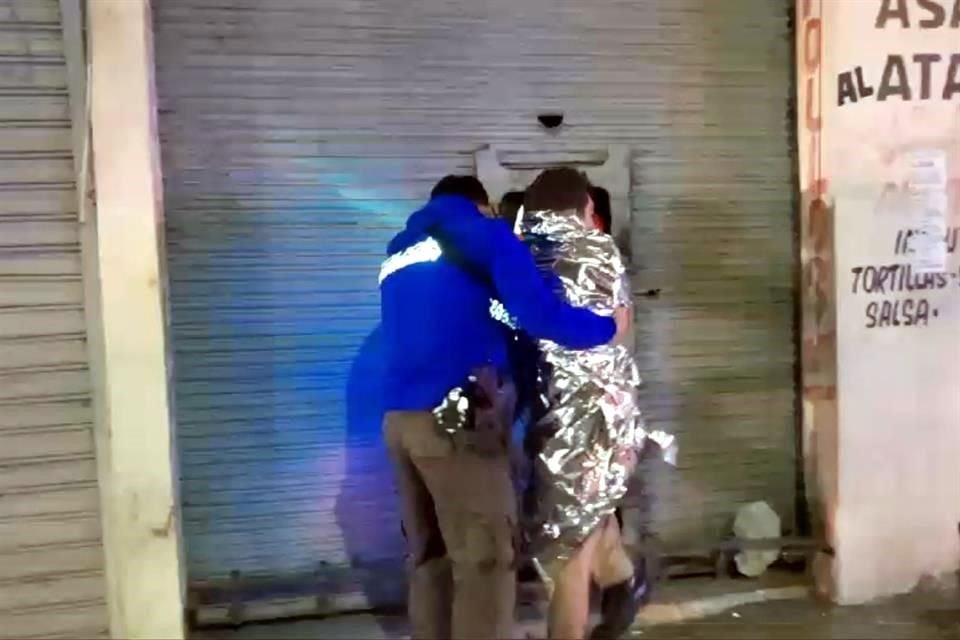 Un elemento de la Policía de Monterrey convenció al hombre de bajar del puente panorámico.