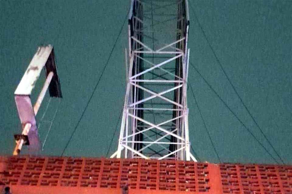 El hombre subió al anuncio ubicado sobre un edificio ubicado en la Avenida Félix U. Gómez.