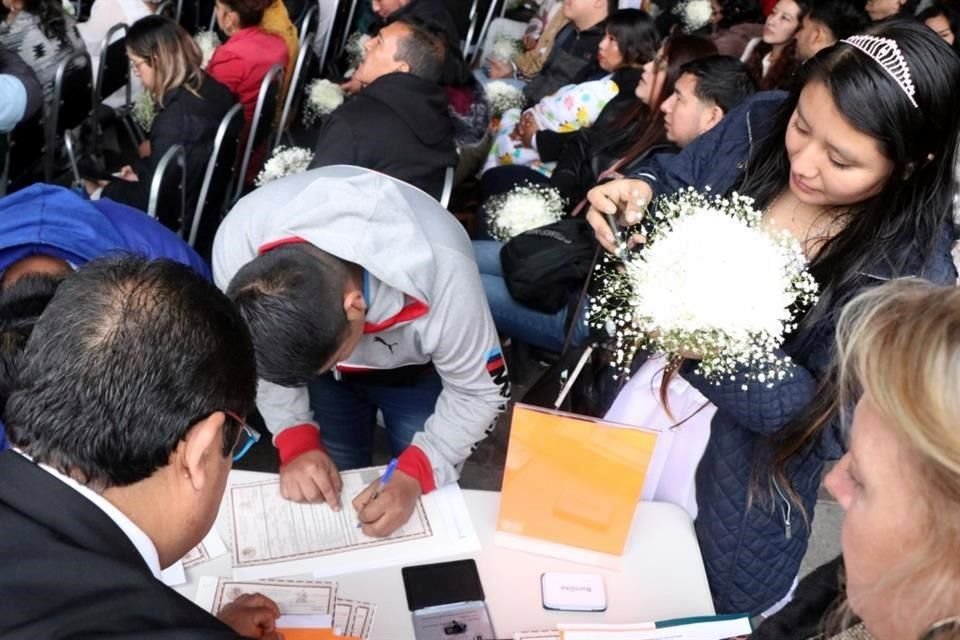 Más de 2 mil parejas se casaron durante la boda masiva.