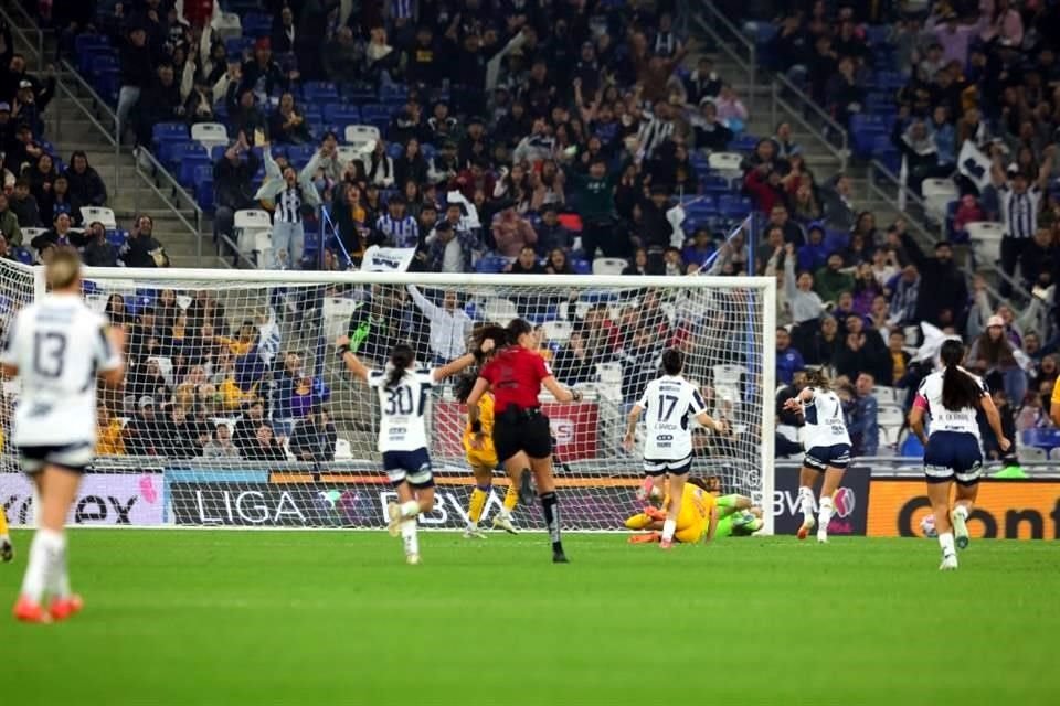 Christina Burkenroad marcó el primero de Rayados antes del medio tiempo.