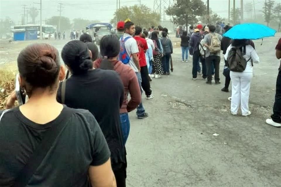  Los vecinos de diversos sectores del Municipio de Juárez hacen largas filas para esperar un camión.