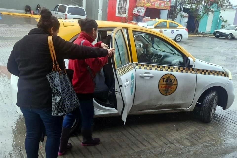 Usuarios optan por tomar taxis colectivos.