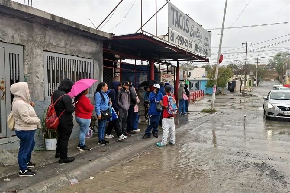  Los vecinos de diversos sectores del Municipio de Juárez hacen largas filas para esperar un camión.