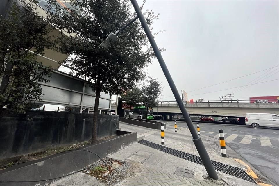   En el Corredor Verde de la Avenida Federico Gómez, hay postes, árboles y cableado caído, que no permite a los peatones caminar por las banquetas.