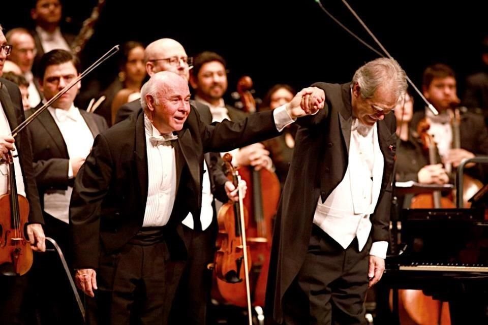 El pianista Jorge Federico Osorio (izq.), el director de la OSUANL Eduardo Diazmuñoz y el ensamble emocionaron al público que abarrotó el Teatro de la Ciudad.