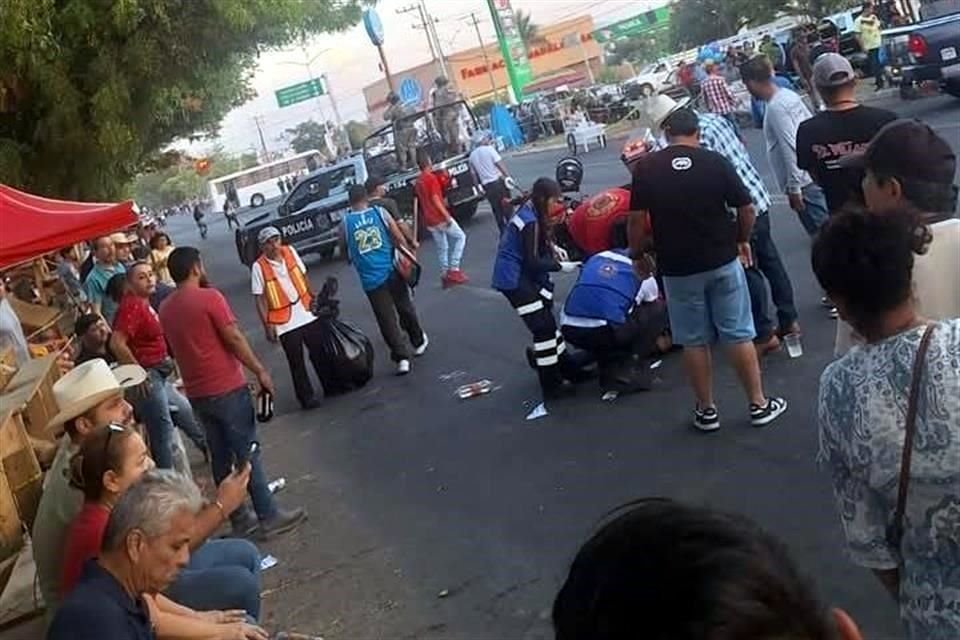 Un muerto y 14 heridos, entre ellos 3 menores de edad, fue el saldo de un ataque contra hijo de Edil de Colima durante festejos charrostaurinos.