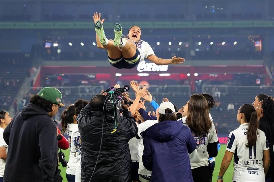 Rebeca Bernal fue lanzada por los aires por sus compañeras.