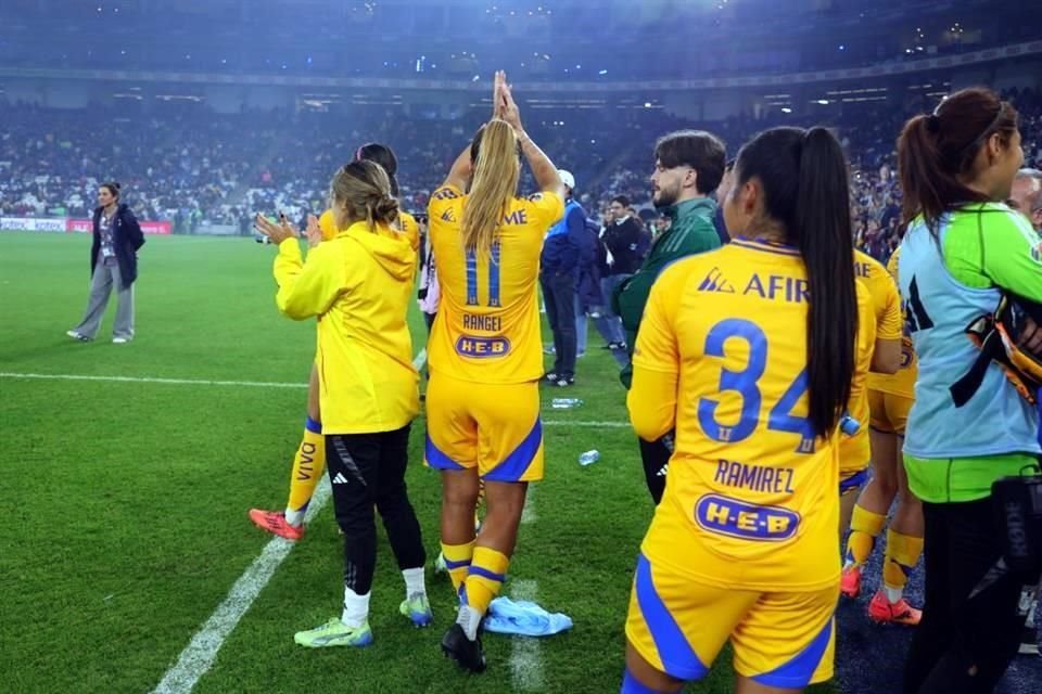 Jugadoras de Tigres Femenil despidieron a la distancia a Bernal y algunas la reconocieron con aplausos, como Nayeli Rangel (11).