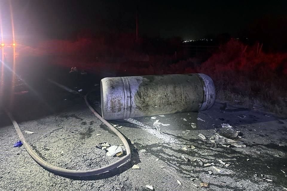 Tras el percance, los cilindros de cloro que quedaron esparcidos en la carretera.