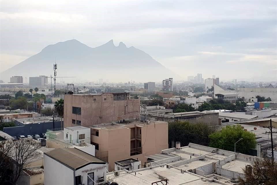 El área metropolitana de Monterrey lideró ayer a nivel nacional en las mediciones de las dañinas partículas PM10 y PM2.5.