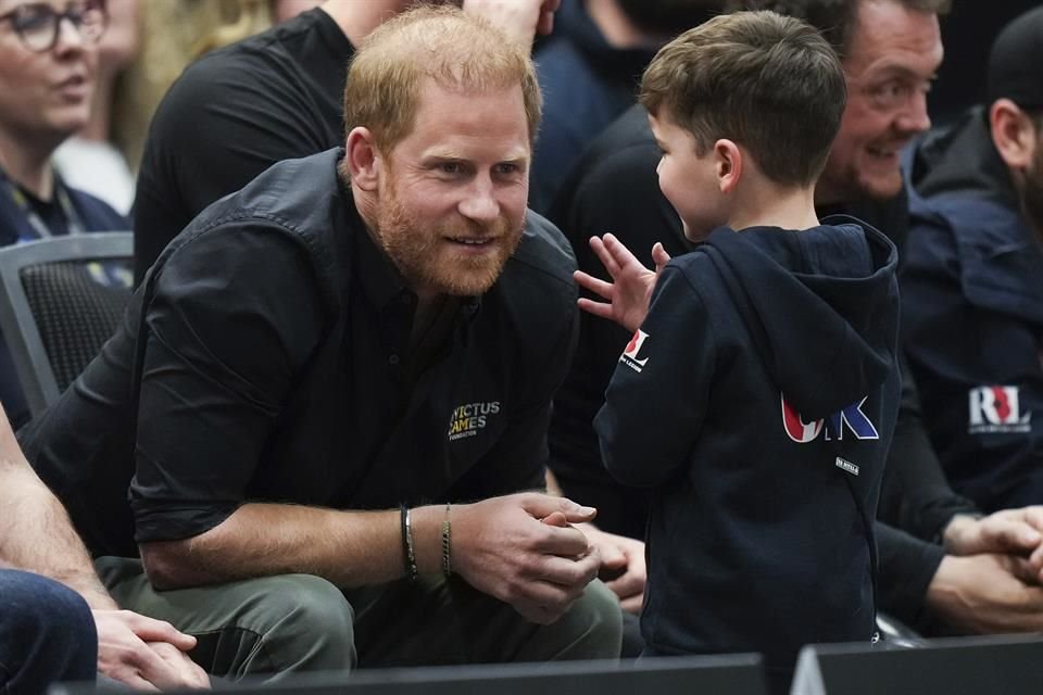 El Príncipe Enrique interactuó con niños en una guardería, bailando con una niña y compartiendo momentos con otros pequeños en un ambiente decorado con motivos del Día de San Valentín.