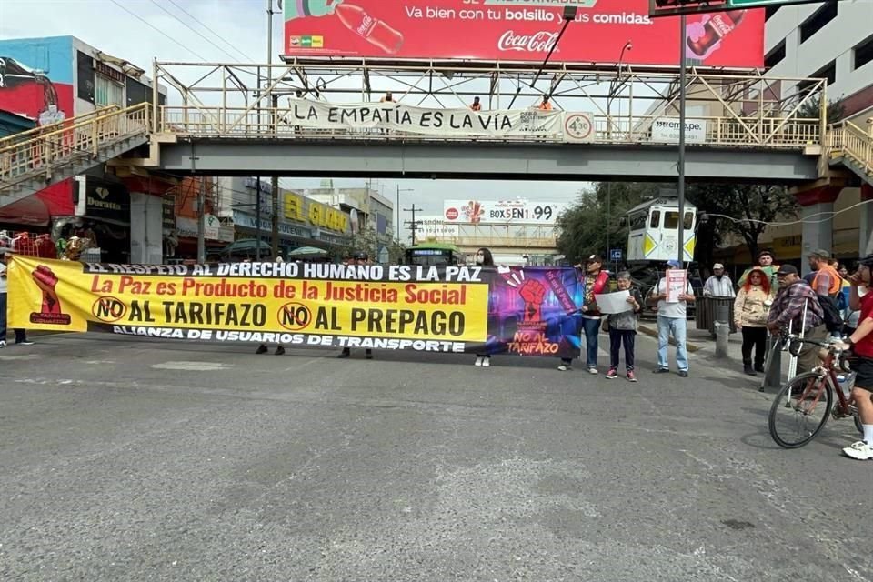  Integrantes de colectivos bloquearon por 15 minutos la Avenida Juárez y Aramberri, a un costado del Mercado Juárez.