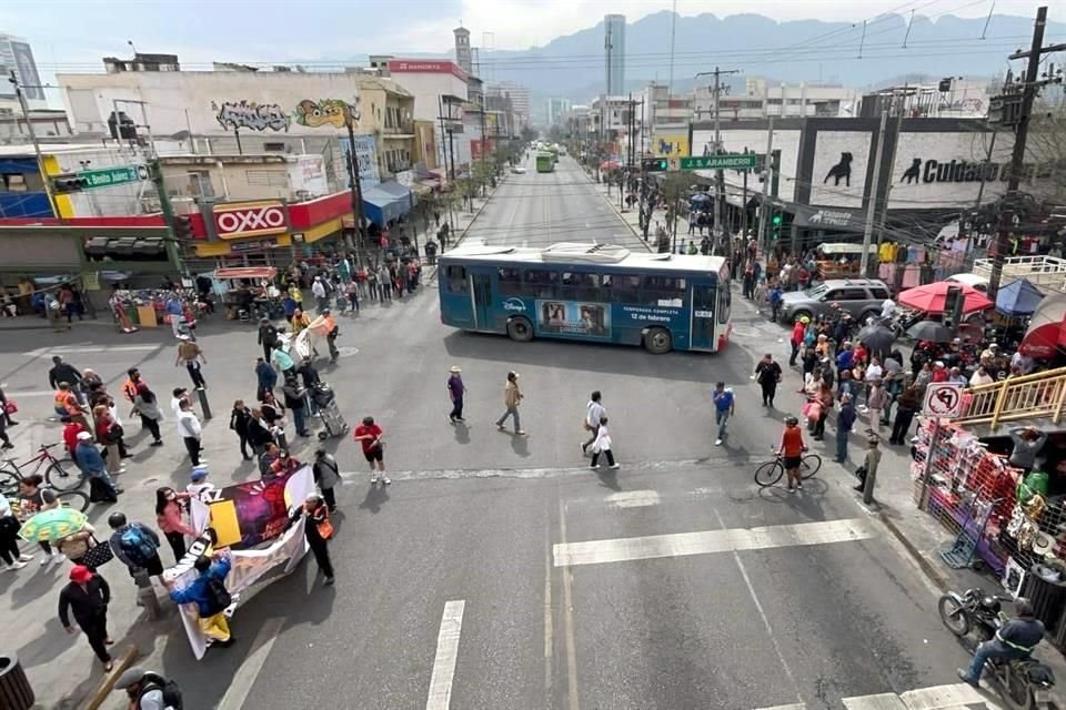  Integrantes de colectivos bloquearon por 15 minutos la Avenida Juárez y Aramberri, a un costado del Mercado Juárez.