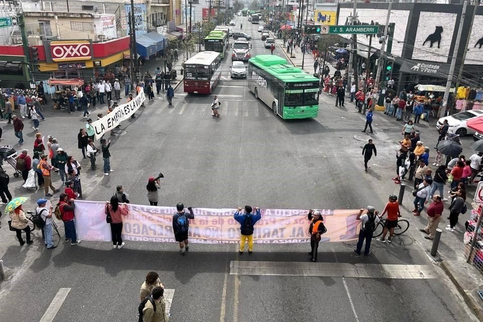  Integrantes de colectivos bloquearon por 15 minutos la Avenida Juárez y Aramberri, a un costado del Mercado Juárez.