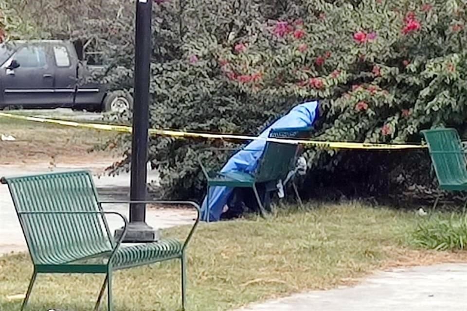 Un hombre es hallado sin vida, sentado en la banca de una plaza, frente a las instalaciones de la Academia de Policía de Monterrey.