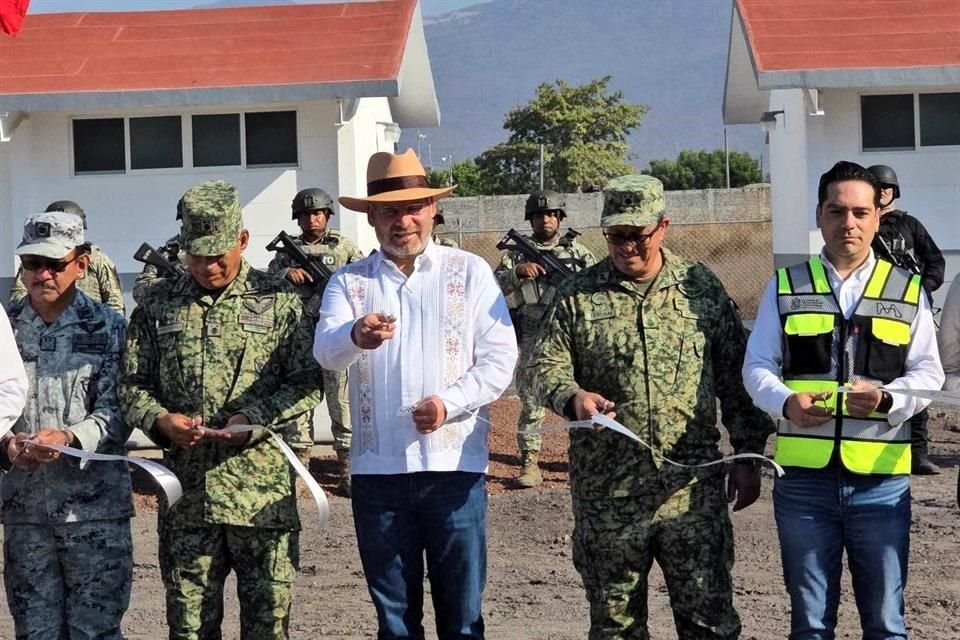 El pasado 15 de febrero, el Gobierno de Michoacán estableció en el Tianguis Limonero un cuartel con presencia del Ejército, la Guardia Nacional y la Guardia Civil, con el propósito de prevenir la extorsión.