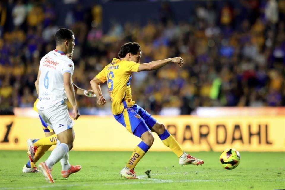 El mediocampista de Tigres se abrió camino entre varios jugadores rivales,