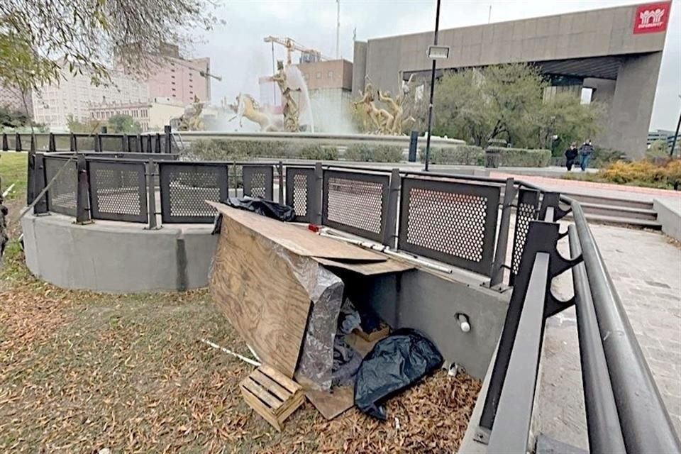  Un hombre se acomoda en una jardinera que da hacia la calle Zuazua, muy cerca de la Fuente de la Vida.