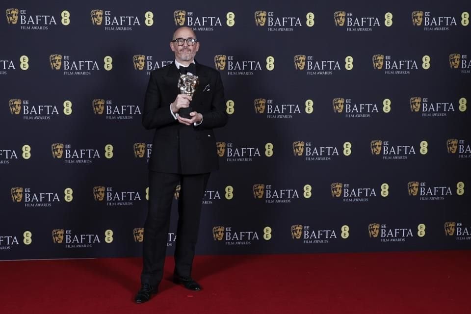 Edward Berger con su premio a mejor película británica por 'Cónclave'.