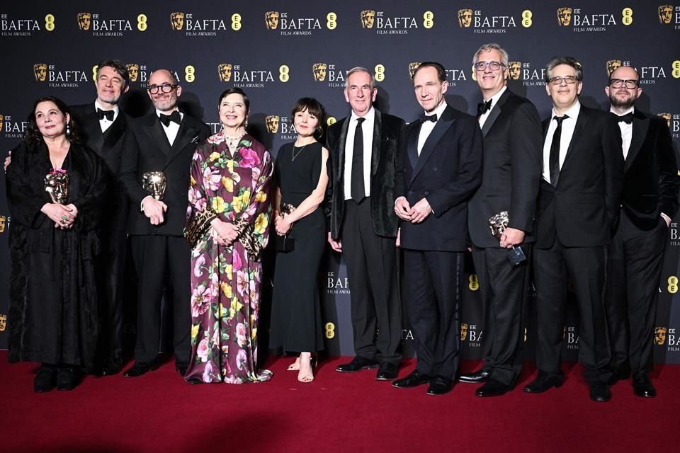 El equipo de 'Cónclave' posando con su premio de mejor película.