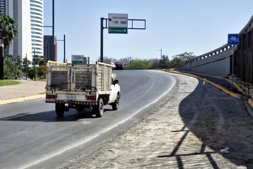 Los separadores que delimitaban el ciclocarril fueron retirados del tramo de Aramberri entre Félix U. Gómez y la rampa que baja del paso elevado sobre el Canal Santa Lucía.