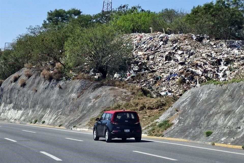 El basurero está a unos 3 metros y medio de altura respecto al bulevar, en la parte más baja, y a unos 7 en relación con su punto más elevado.