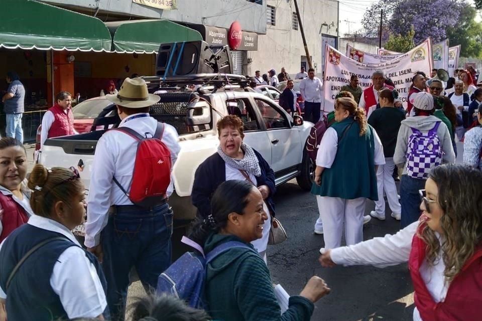 Trabajadores en Tlalnepantla, para dirigirse a la Avenida Gustavo Baz.