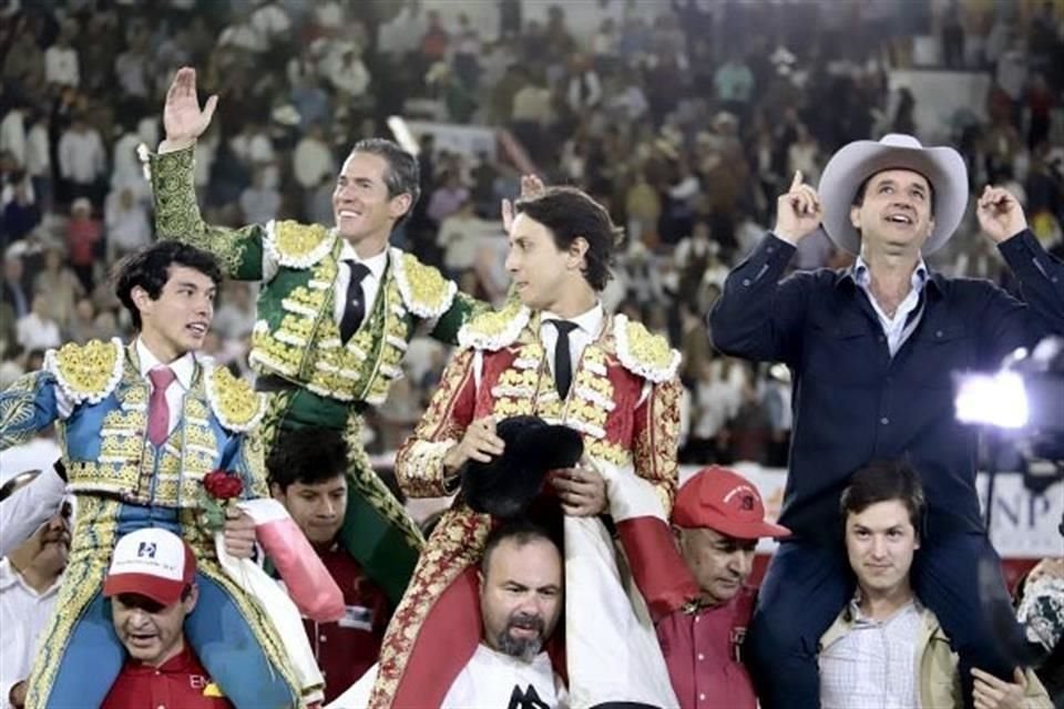 Los tres triunfadores de León, Fonseca, Silveti y Roca Rey, junto con el ganadero de Villa Carmela, salieron a hombros de los aficionados.