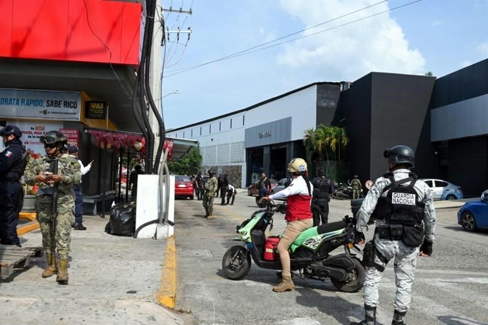 Autoridades acudieron al lugar del ataque, pero los taxistas ya se habían ido con sus unidades y el hombre que resultó había sido retirado por familiares.