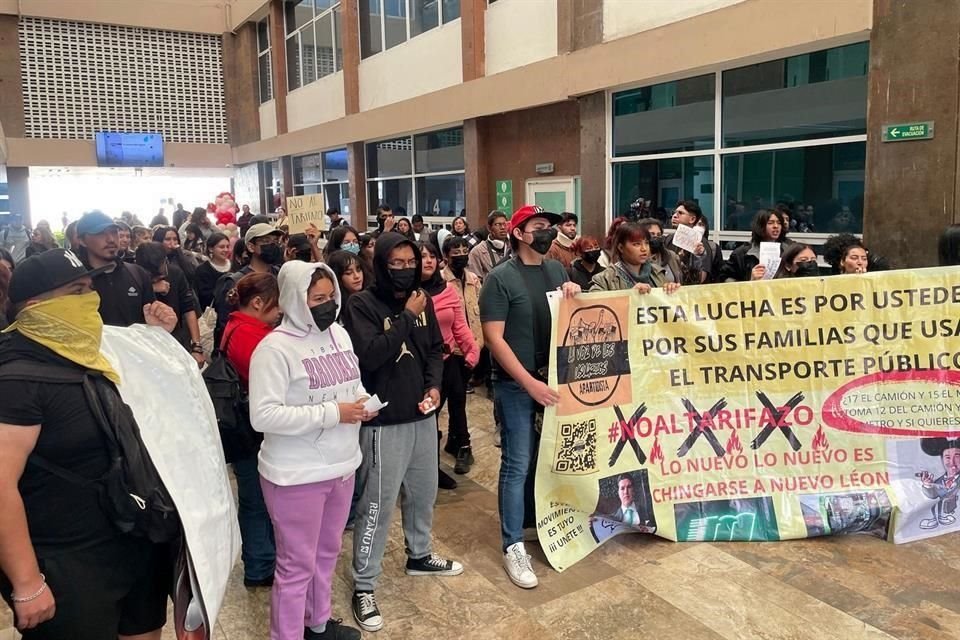 Unos 30 jóvenes participan en la protesta, que inició alrededor de las 16:40 horas.