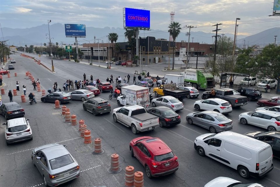 Los estudiantes bloquearon la Avenida Barragán.