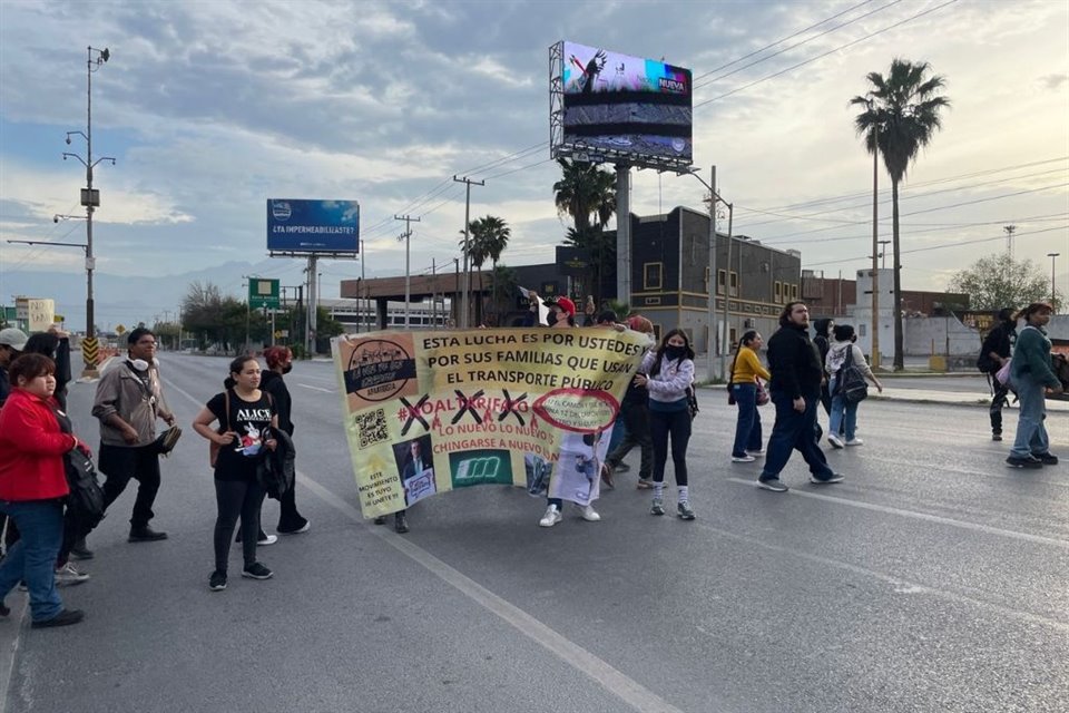 Un grupo de unos 30 estudiantes bloqueó los seis carriles de la Avenida Manuel L. Barragán.