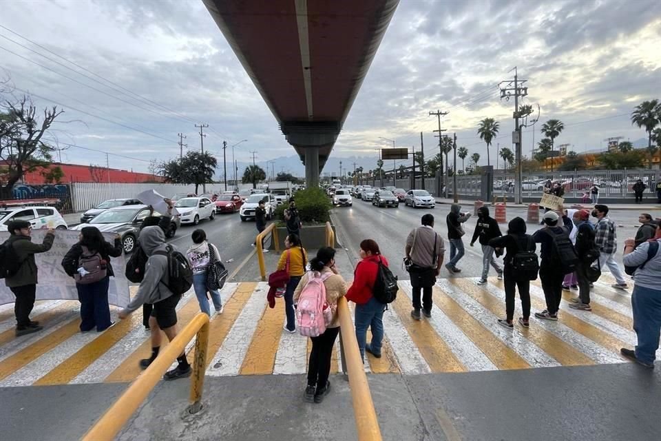 Los estudiantes se movieron a la Avenida Universidad, donde comenzaron el bloqueo desde las 18:00 horas.