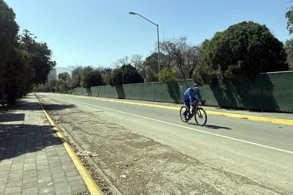 Los ciclistas que acuden al Parque Niños Héroes tienen que esquivar los daños de la vitapista.