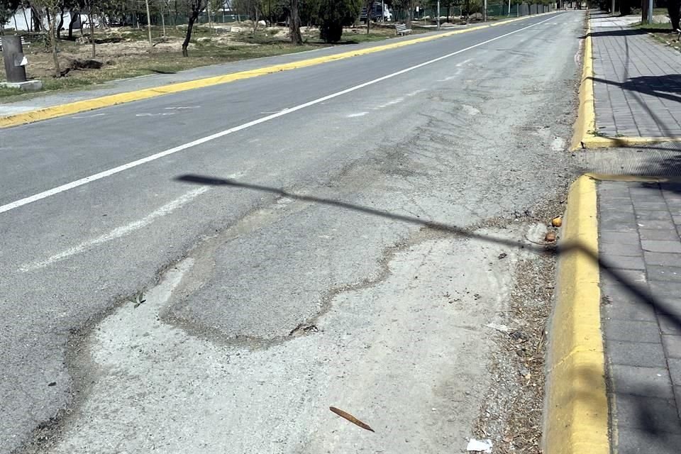 Los ciclistas que acuden al Parque Niños Héroes tienen que esquivar los daños de la vitapista.