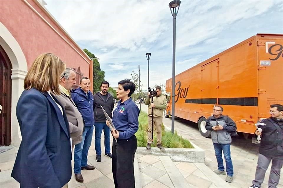 Alejandra Álvarez, Secretaria de Cultura de San Pedro, reportó al Alcalde Mauricio Fernández la llegada de las primeras piezas prehispánicas a El Centenario.