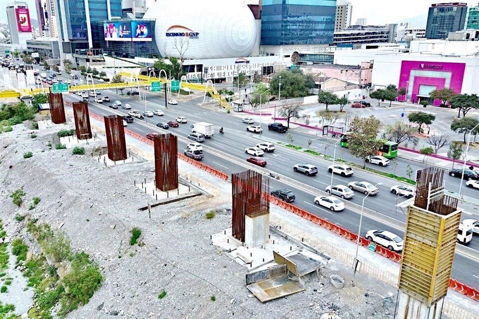 A lo largo de la Av. Constitución donde se construye la Línea 4 se realizan trabajos menores en columnas y en un cabezal.