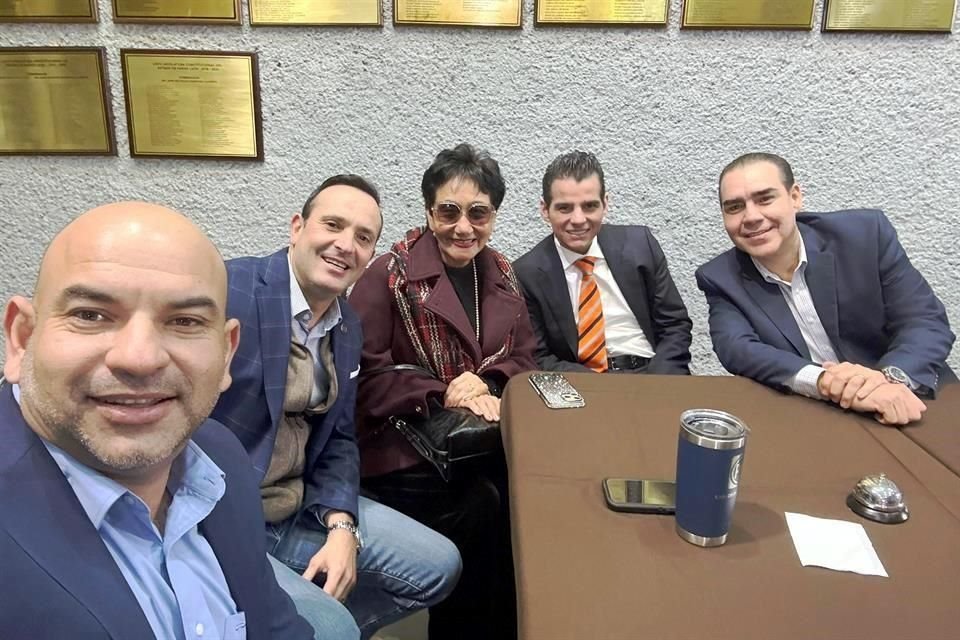 El panista José Luis Santos tomó una selfie con los coordinadores Carlos de la Fuente, del PAN(de izq. a der.); Guadalupe Rodríguez, del PT; Miguel Flores, de MC, y Heriberto Treviño, del PRI.