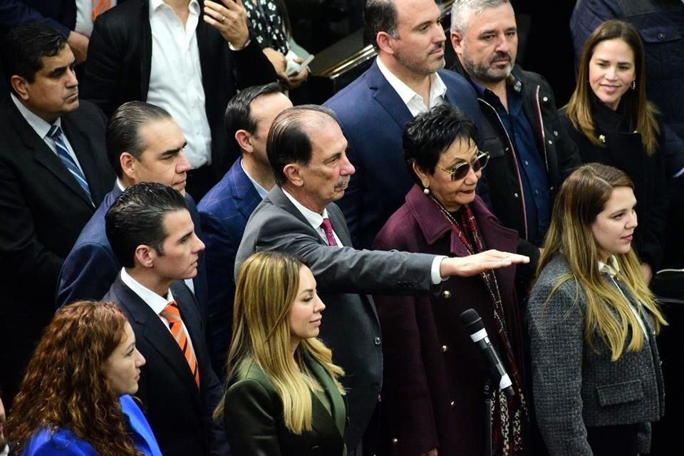 Rodeado de los coordinadores de bancada, Javier Flores tomó protesta a las 00:16 horas de hoy como Fiscal General del Estado.