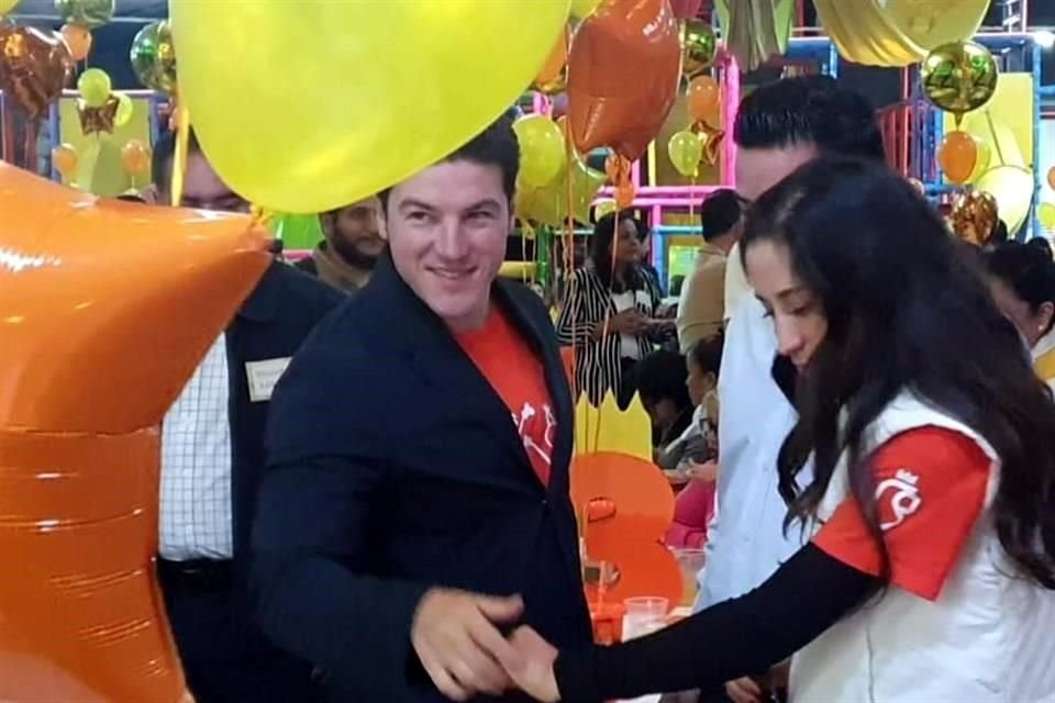 El Gobernador Samuel García acudió a un evento con niños a los que el Estado da tratamiento contra el cáncer.