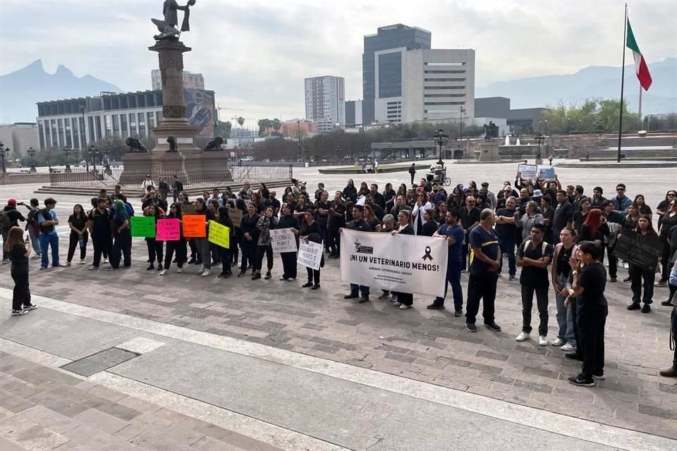 Alrededor de 100 médicos veterinarios protestaron ayer frente al Palacio de Gobierno y luego en el Congreso local.