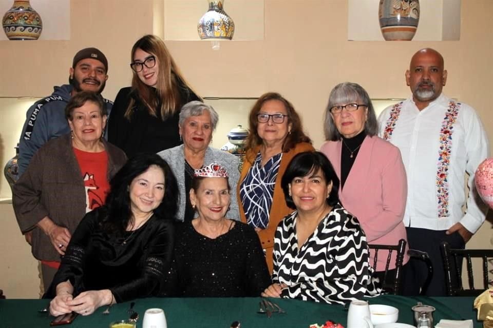 Romelia Chapa Alarcón festejó sus 80 años rodeada de sus familiares y amigos.