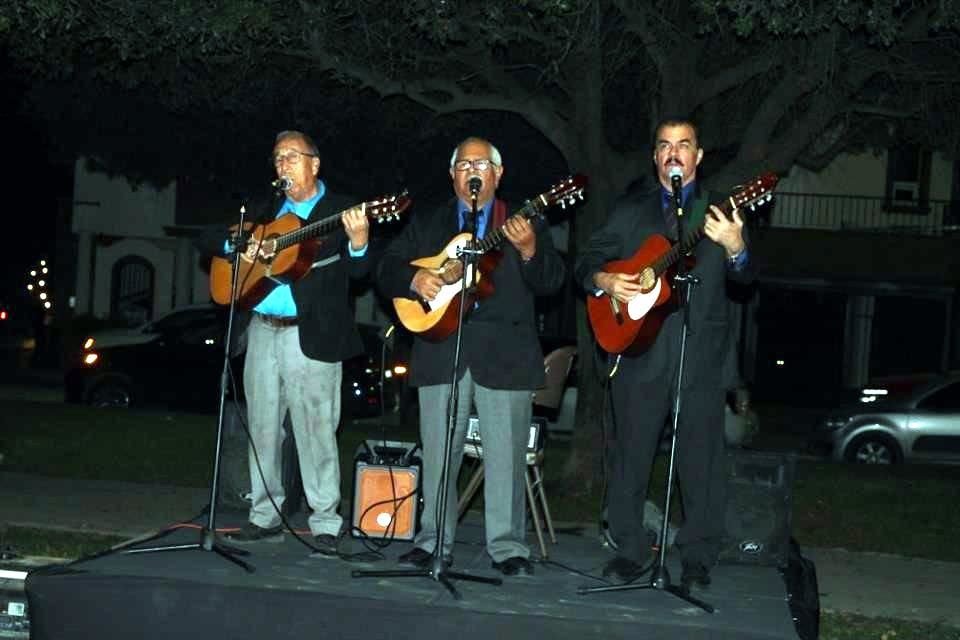 Un trío musical amenizó la velada.